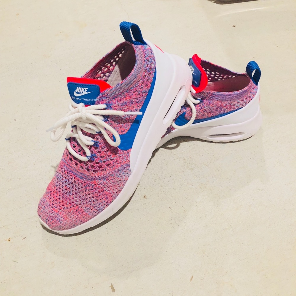 Nike pink sneaker